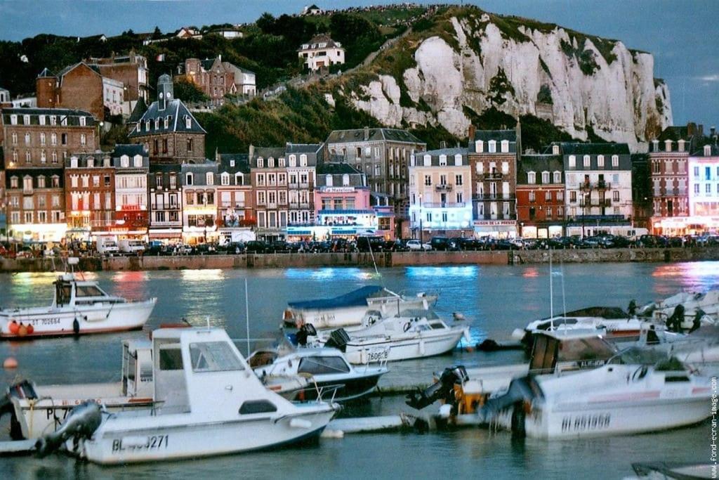 Logement A Deux Pas De La Plage Et Des Commerces Le Treport Bagian luar foto